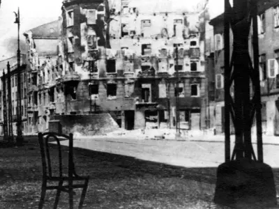 “The image shows a block within the rest ghetto burned down by order of Stroop. The burnt-out corner building poses a hazard of collapse and endangers road traffic. Note the wall enclosing the rest ghetto in the foreground” (original photo caption). Source: Stroop Collection