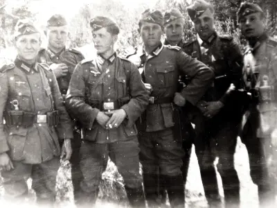 Opa (3rd from left) with soldiers at the Baltic Sea. © Anemone Rüger