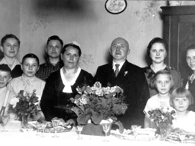 Family photo, mid 1930s. Center: Laura and Oskar. “Opa” Alwin back row left. © Anemone Rüger